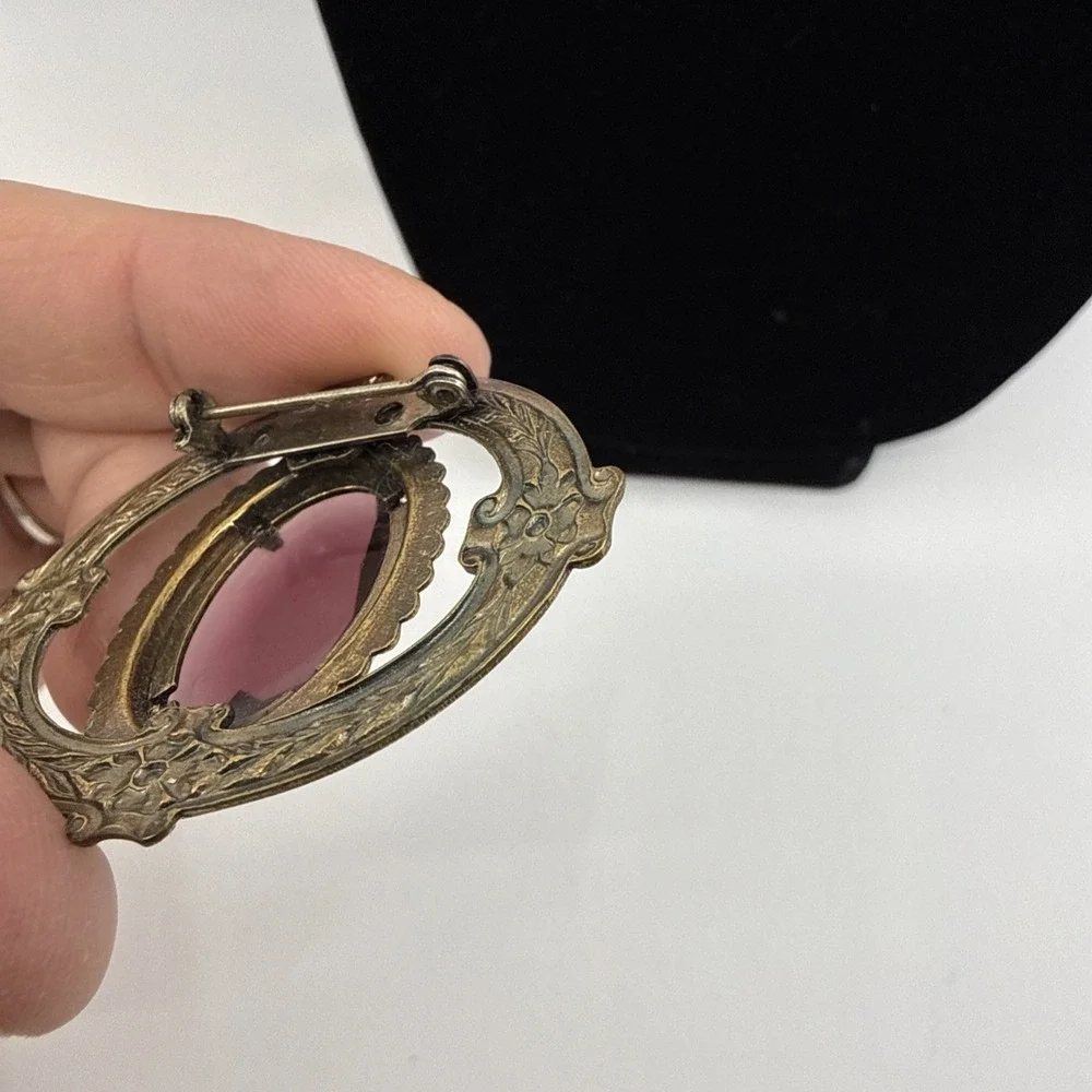 Antique 1920s Victorian Revival Brooch Purple Molded Glass Gilt‎ Brass 2